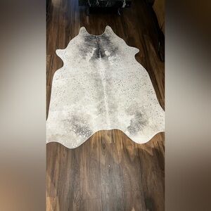 🐄 Cowhide Style Speckled Area Rug – Neutral Gray & White